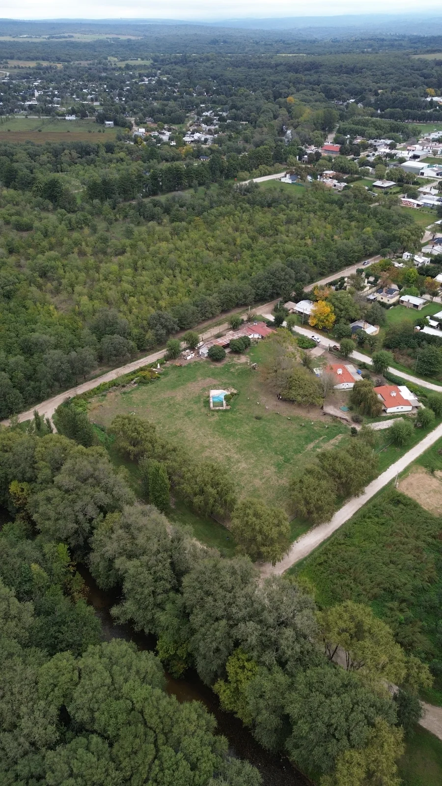Paisaje aéreo del río y las construcciones vecinas de la zona.