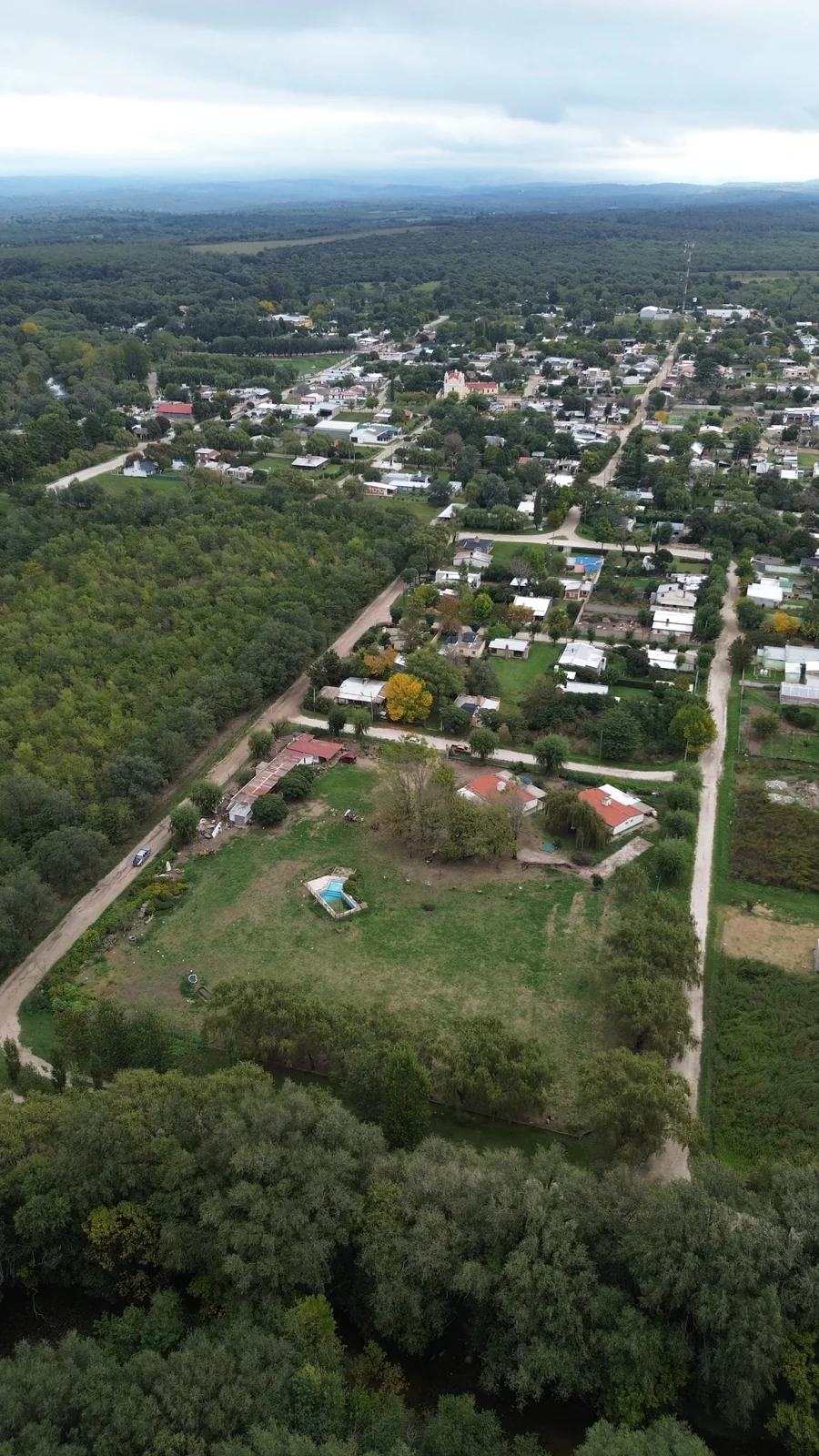 Vista aérea de los alrededores, con árboles, calles y el río.